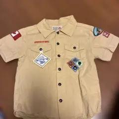 パッチ付きベージュ半袖シャツ