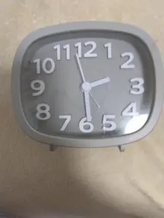 グレーのアラーム付き置時計