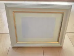 クリーム色の写真額縁