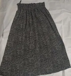 黒と白のドット柄フレアスカート