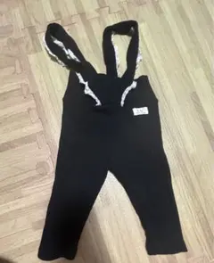 黒いサスペンダー付きパンツ