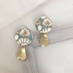 デニム調ライトブルー系インド刺繍リボンのくるみボタンピアス 匿名配送
