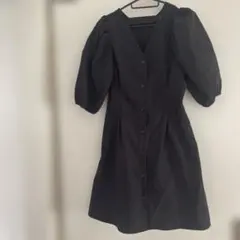 黒のVネックミニワンピース 半袖