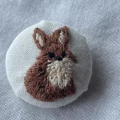 春を待つ小さなうさぎ＊手刺繍くるみボタン