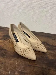 Diana ベージュ スウェード カットアウト パンプス