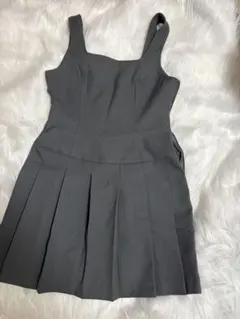 GU グレーローウエストプリーツジャンパードレスNTQ グレー　Sサイズ