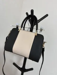 今週終了します。 レザー風ハンドバッグ 黒とベージュ