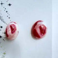 赤と白のマーブル模様ピアス　レジン　可愛い　春　スプリング　小ぶり