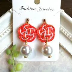 オレンジとホワイトの結び目デザインピアス/イヤリング(ハンドメイド)