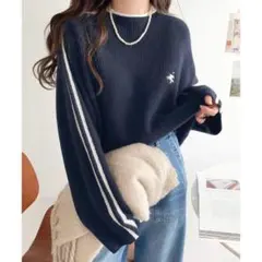 classicalelf ワンポイント胸刺繍×袖ラインもちもちニット