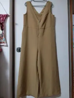 titivate ベージュ Vネック オールインワン M