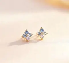 新品未開封　花形スタッドピアス 青いストーン付き