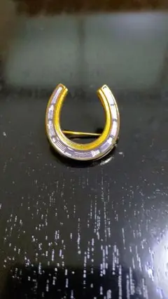 馬蹄型ブローチ