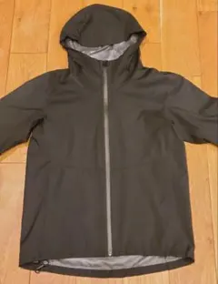 ユニクロ　ブロックテックパーカー　黒