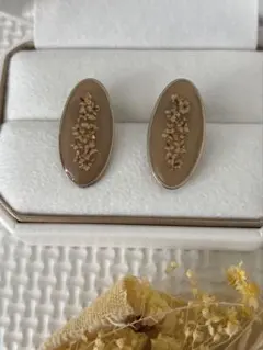 フラワーモチーフ ベージュ オーバル型ピアス