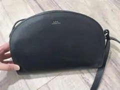 A.P.C. ハーフムーン ショルダーバッグ ブラックのサムネイル