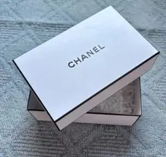 CHANEL ホワイトボックスと巾着袋