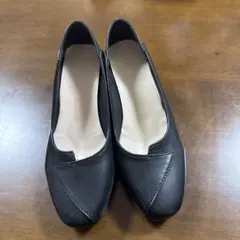 黒いオープントゥパンプス 低めヒール