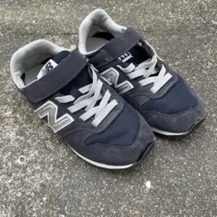キッズ　ニューバランス　スニーカー