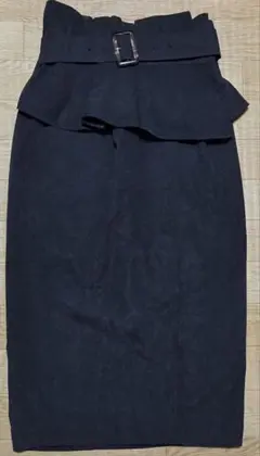 MIIA フリル付きブラックペプラムタイトスカート