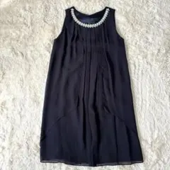 Roomy's パールビジュー付きノースリーブワンピースドレス　ひざ丈結婚式のサムネイル