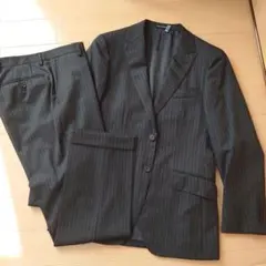 グリーンレーベルリラクシング　ダークグレー ストライプ ビジネススーツ