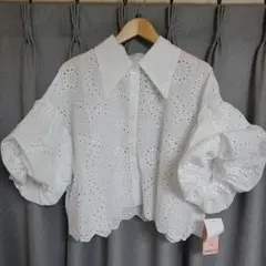 刺繍入りホワイトブラウス 大きな襟