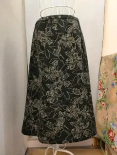 花柄フレアスカート ひざ丈 黒系　レリアン　ブラック　花柄　スカート