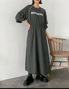 グレー ロゴ入り 長袖ワンピース