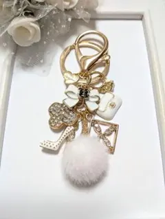 ハンドメイドチャーム　バッグチャーム　キラキラスクエア　お花　バッグ　白