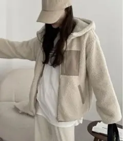 ベージュ フリースジャケット フード付き