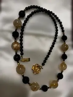 黒と金色のビーズネックレス