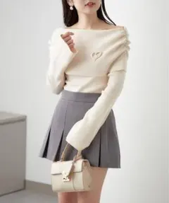 ブローチ付きオフショルニット　アイボリー