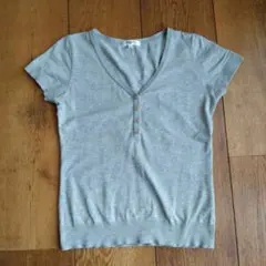 ナチュラルビューティーベーシック　グレー Vネック 半袖 Tシャツ