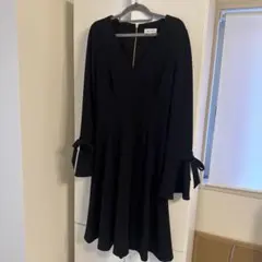 背中のゴールドジッパーが最高におしゃれ Calvin Klein ブラック