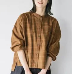 アヴェクモワ 佐藤かな チェックのネルシャツ ブラウン チェック柄 バンドカラー