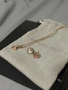 Michael Kors ハート型ネックレスとピアスセット