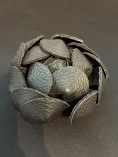 黒い革の花形ブローチ　コサージュ