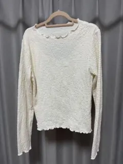 BEAMS アイボリー バックオープン 長袖トップスのサムネイル