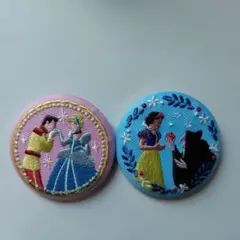 Disney Characters 刺繍缶バッジビスケット　シンデレラ＆白雪姫