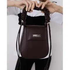 【本日値下げ】un/neu ギャザーハンドルフェイクレザーレザーフラップバッグ