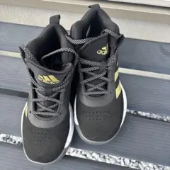 adidas バスケットボールシューズ ブラック ゴールドのサムネイル