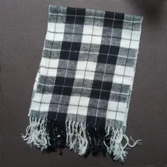 黒と白のチェック柄マフラー