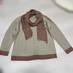 ベージュのニット、マフラー付き