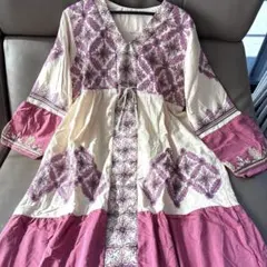 アイボリーとピンクの刺繍入りワンピース