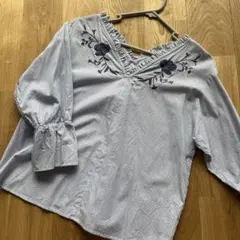 刺繍入りストライプVネックブラウスのサムネイル