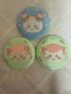 ちいかわ　刺繍缶バッチ 古本屋 カニちゃん くりまんじゅう