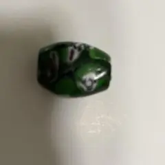 緑色の葉　顔　模様チャーム