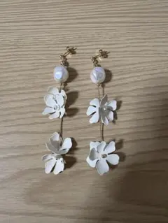 ホワイト花モチーフパールピアス