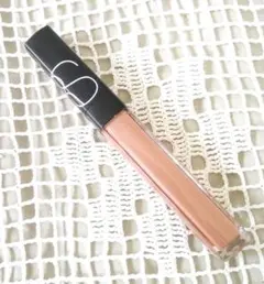 NARS リップグロス N　TUAMOTU トゥア・モトゥ（シマリングベージュ）